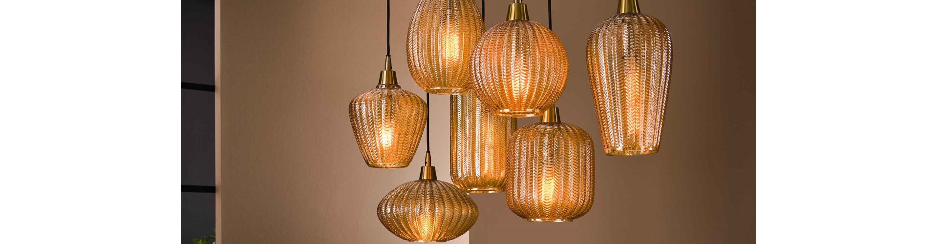 Spændende lamper i forskellige former og farver af glas