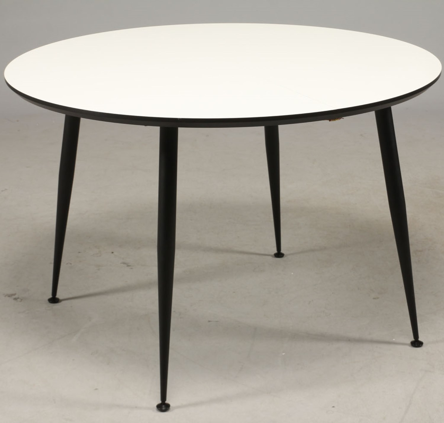 Spisebord, hvid laminat. sorte metal ben, ø 120 - Spiseborde i laminat, finer, malet og linoleum - FURBO Aps