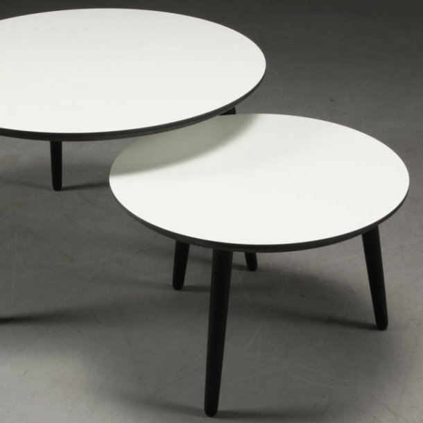 Sofabord i,hvid laminat, sorte ben,  50 cm., hjde 45 cm.