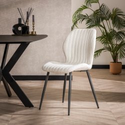 Spisebordsstol i hvid boucl stof