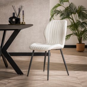 Spisebordsstol i hvid boucl stof