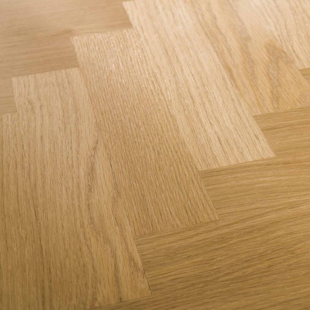 Spisebord med sildebensmnstret ege finer og metalstel