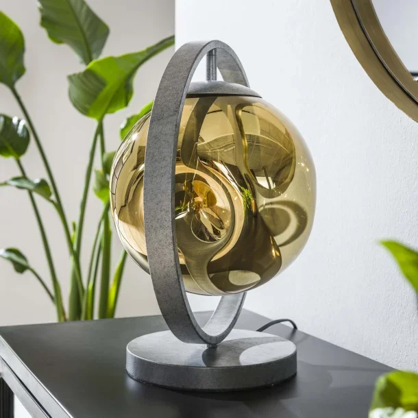 Bordlampe med gylden lampeskrm i glas