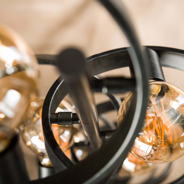 Gulvlampe med 8 svvende bne skrme i sort metal