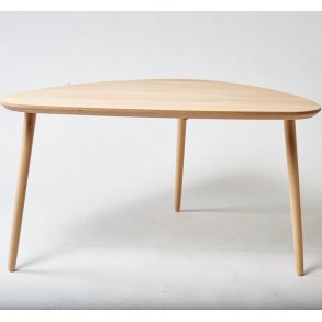 Sofabord i massiv b�g,  organisk trekant 93 x 65 cm., h�jde 50 cm.
