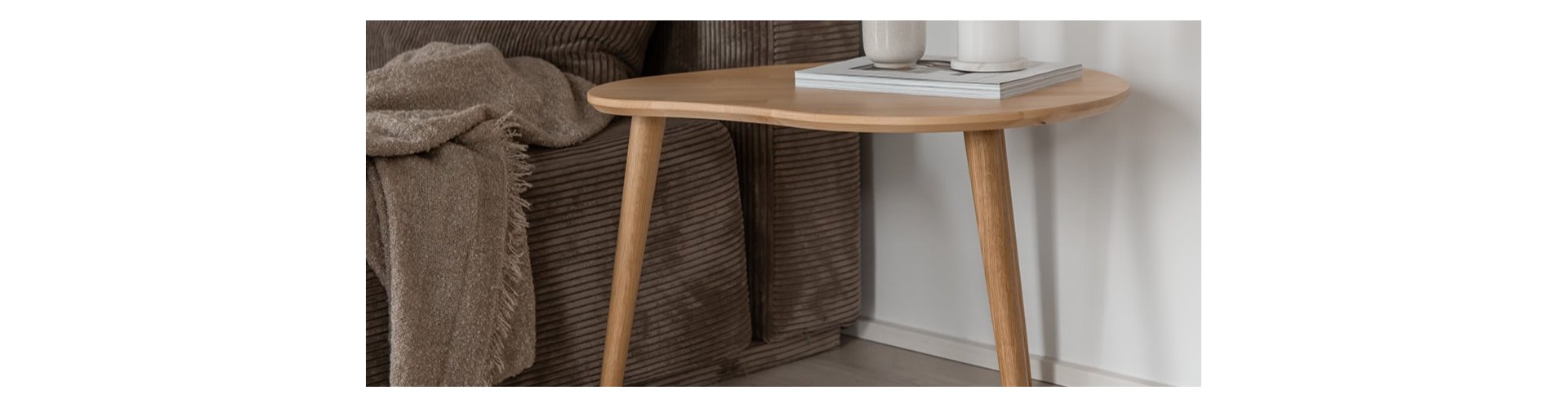 Sofaborde i massiv eg og bøg, flere højder og spændende former.