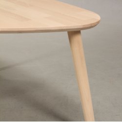 Sofabord i massiv bg,  organisk trekant 93 x 65 cm., hjde 50 cm.