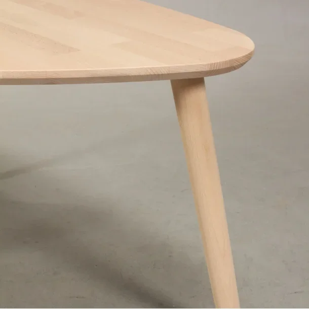 Sofabord i massiv bg, organisk trekantet 80 x 60 cm., hjde 50 cm.