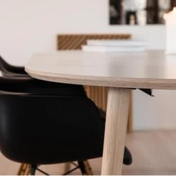 Spisebord incl. 1 tillgsplade, hvid laminat med ege ben,  100 cm.