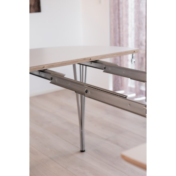 Spisebord incl. 1 tillgsplade, hvid laminat med ege ben,  90 cm.