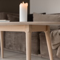 Sofabord, hvid laminat top og stel i ege tr, 60 x 120 cm.