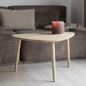 Sofabord i massiv eg, organisk trekantet,  93 x 65 cm., h�jde 50 cm.