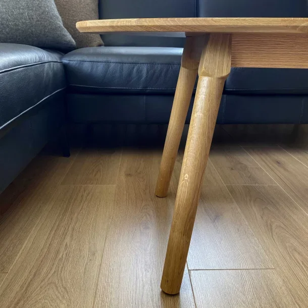 Sofabord i egetr, 60 x 120 cm.