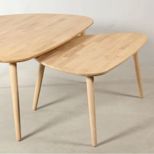 Sofabord i massiv eg, organisk trekantet,  80 x 60 cm., hjde 45 cm.